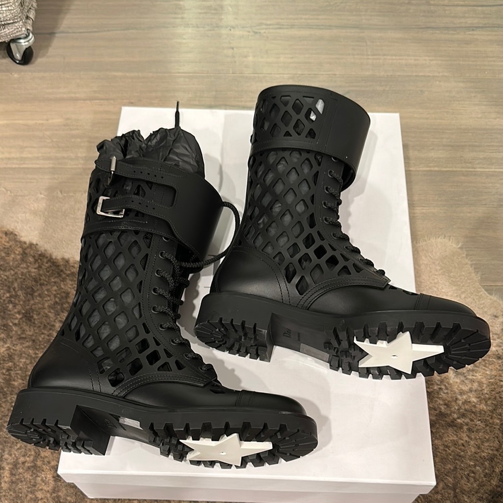 Brand new authentic d trap low boots